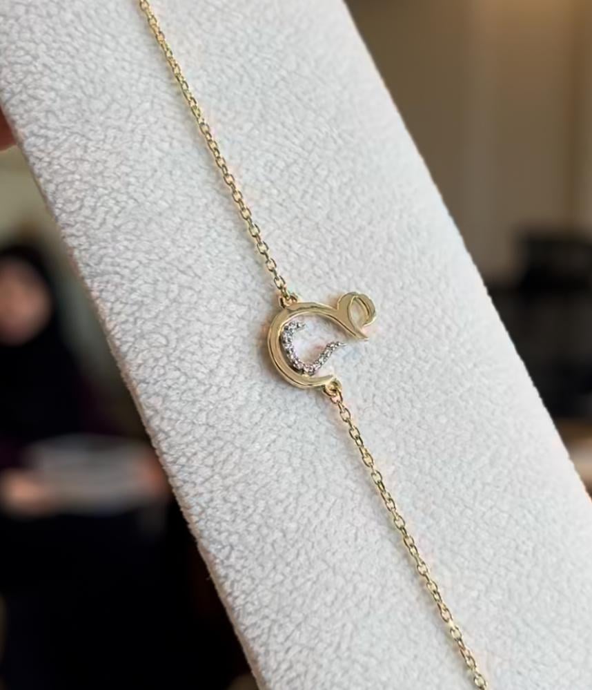 اسوارة الاحرف المتشابكة