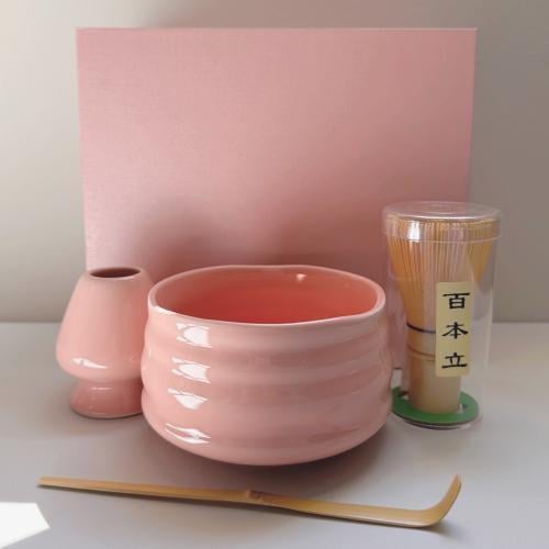 طقم ادوات الماتشا وردي