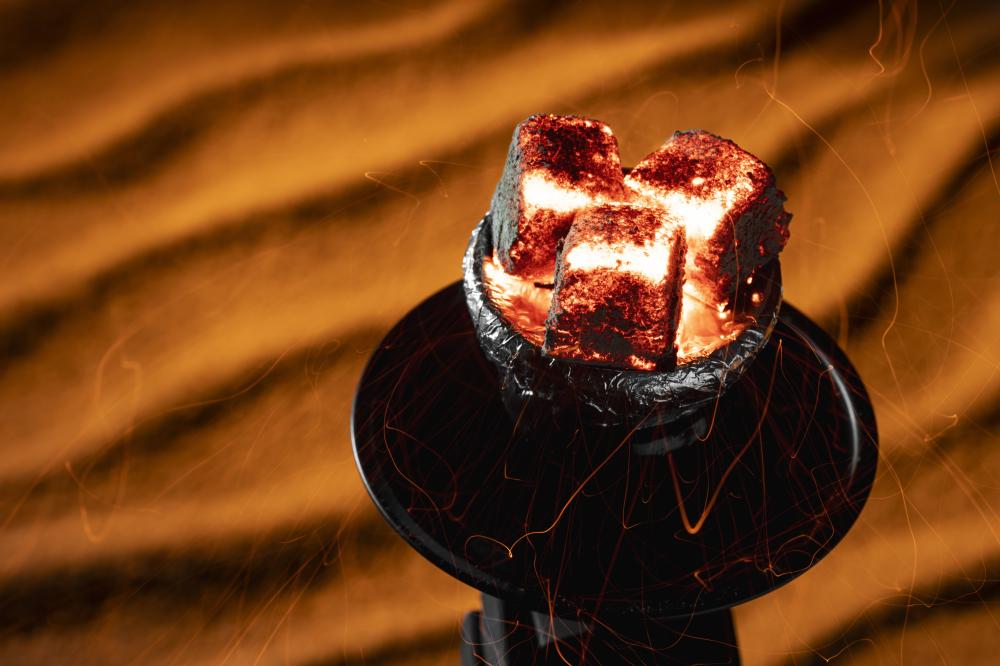 "جمرتك على مزاجك: دليلك المتكامل لأنواع الفحم في متجر الكيف"