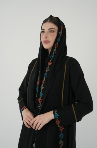 عباية سوداء بتطريز هندسي - الأناقة الكلاسيكية بلمسة عصرية متجددة