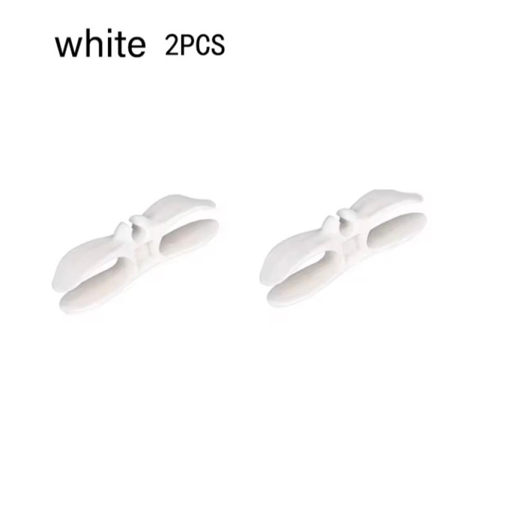 قطعتين من منظم كابلات مصمم لإدارة أسلاك الأجهزة وتأمينها. يتميز بتصميم مدمج مع أخدود لتثبيت الكابل وقاعدة لاصقة لسهولة تثبيته على الأجهزة أو الأسطح. متوفر بألوان متعددة، مما يمنع تشابك الأسلاك ويحافظ على مظهرها الأنيق.