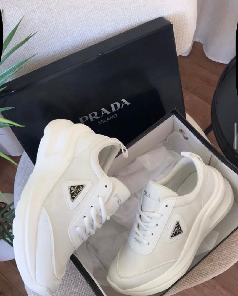 M. حذاء PRADA