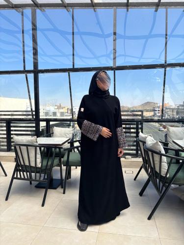 عباية سودا تطريز اكمام