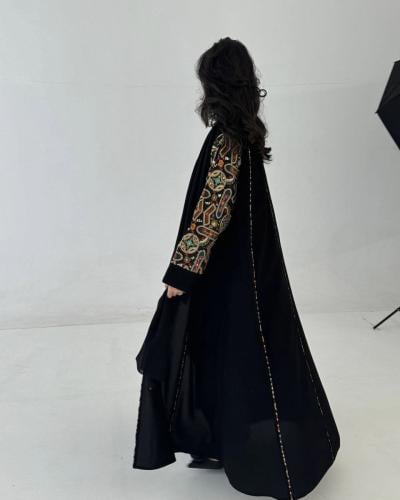 عباية مطرزة بالأكمام