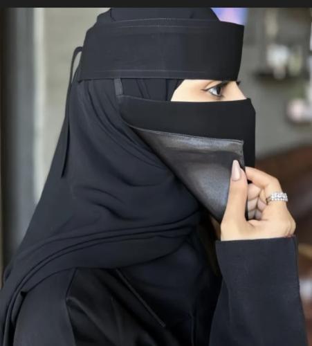 نقاب مبطن حرير اسود