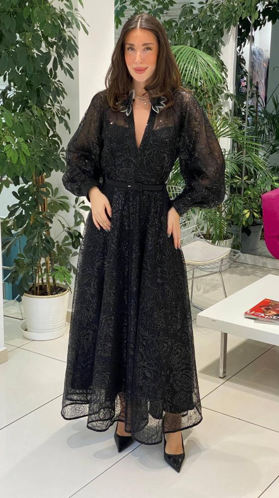 فستان أسود أنيق بأكمام شفافة