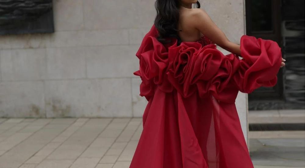 فساتين حمراء بتصاميم فاخرة