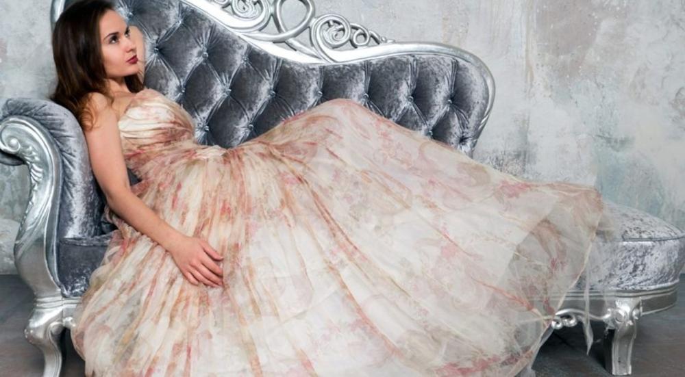 تعرفي على أنواع اقمشة فساتين السهرة لاختيار مثالي بالسعودية