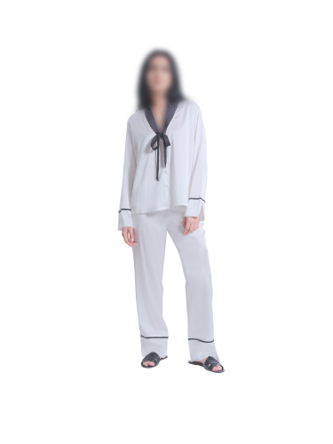 بجامة نسائية بيضاء