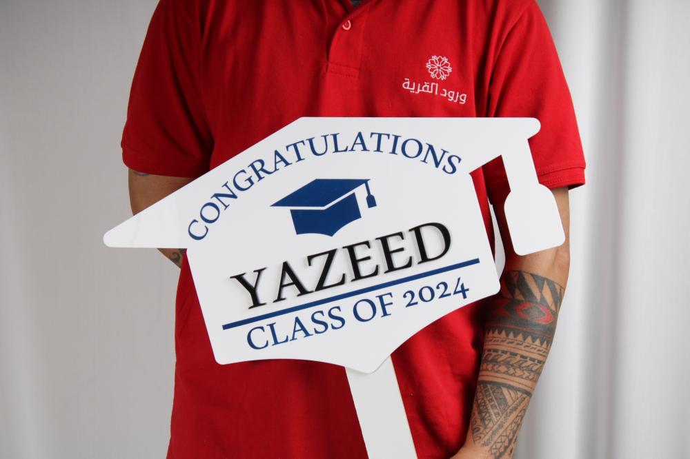 استاند التخرج بشكل قبعة