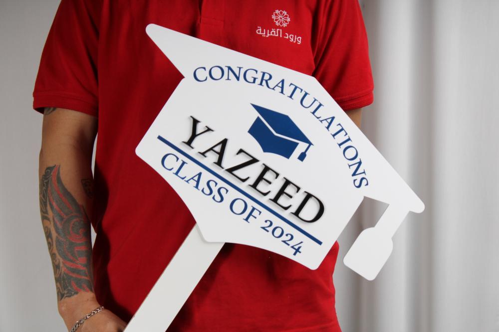 استاند التخرج بشكل قبعة