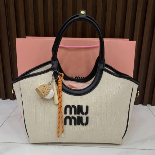 شنطة miu miu أبيض L