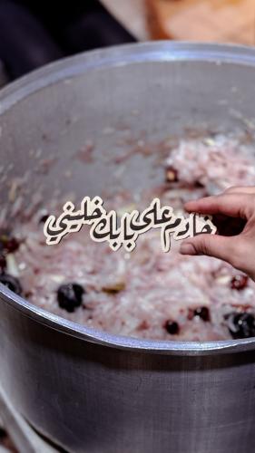 خادم على بابك
