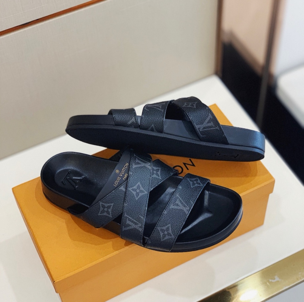 S H O E L O V E R - Louis Vuitton Slippers Size 41 to 44 For price Dm Ship  All Over India #slippers #shoes #fashion #sandals #sneakers #handmade #bags  #sandal #