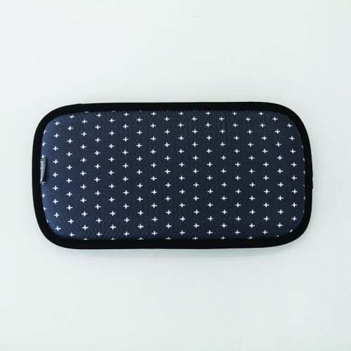 وسادة الطفل (نقشة متقاطعة كحلي) نسيج ثلاثي الأبعاد