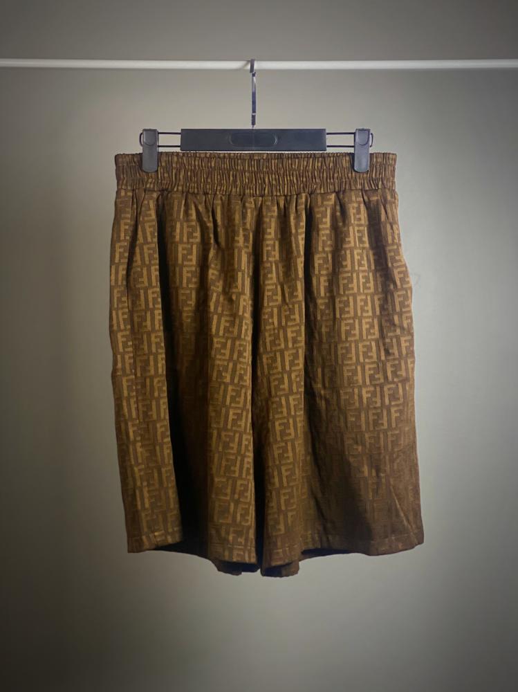 شورت "لوكس مونوغرام" البني من FENDI .