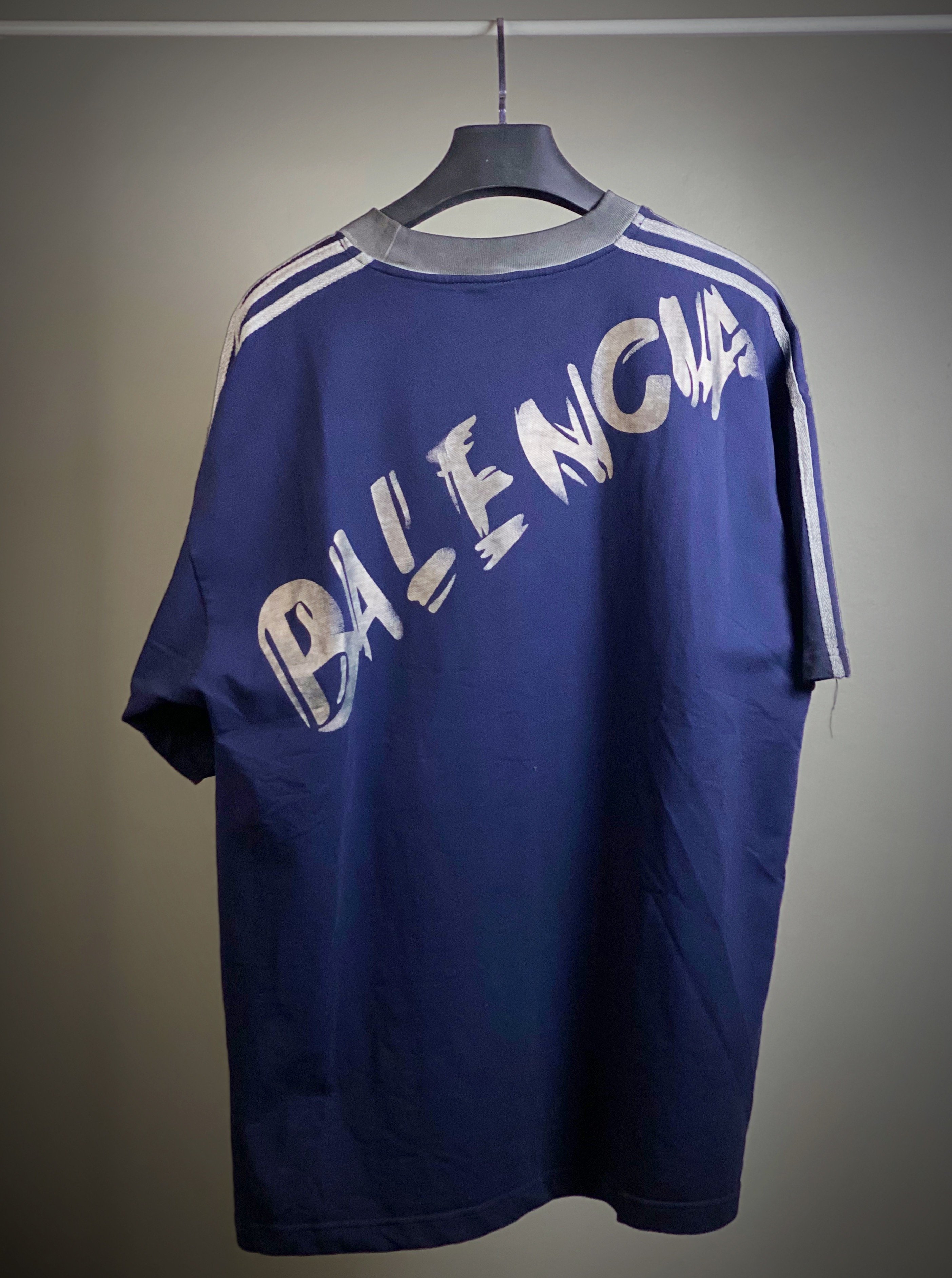 تيشيرت "Balenciaga" أوفرسايز - إصدار الجرافيتي الأزرق