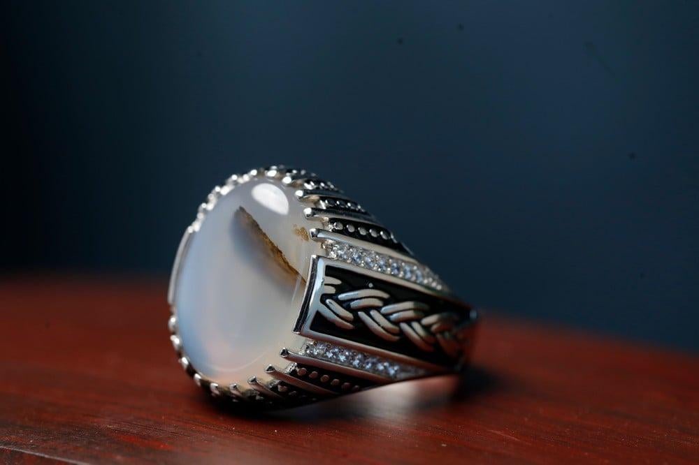 كيف تختار خاتم فضة رجالي يناسب شخصيتك وأسلوبك؟ دليل الأناقة الرجالية