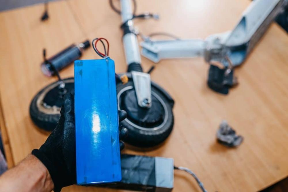كيف تحافظ على بطارية السكوتر الكهربائي لأطول فترة ممكنة: دليل شامل لتحقيق الأداء الأمثل