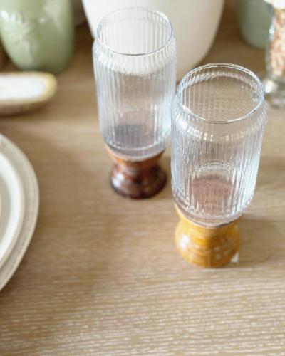 استاند زجاج بقاعدة خشب