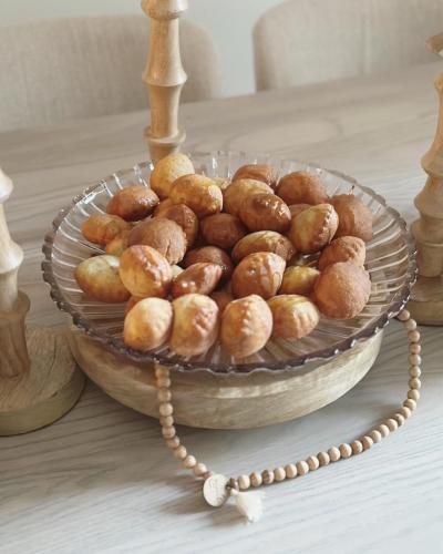 وعاء تقديم زجاج مع قاعدة خشب