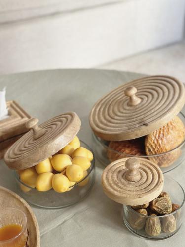 علبة زجاج بغطاء خشبي