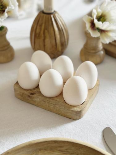 حامل بيض خشبي
