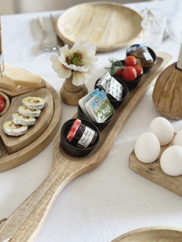 صينية خشبية أنيقة مع زبديات تقديم