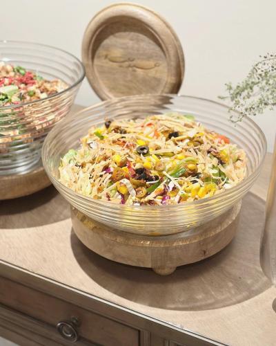 وعاء تقديم زجاج مع قاعدة خشب