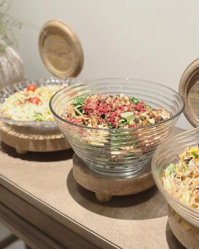 وعاء تقديم زجاج مع قاعدة خشب