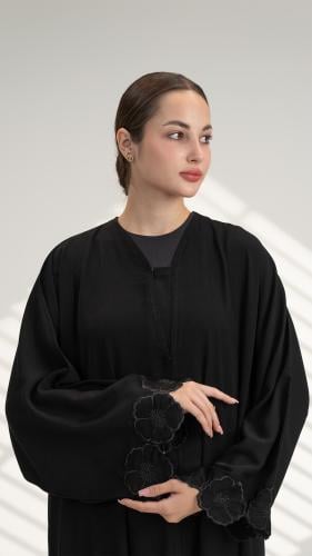 عباية باكمام مطرزة بورد