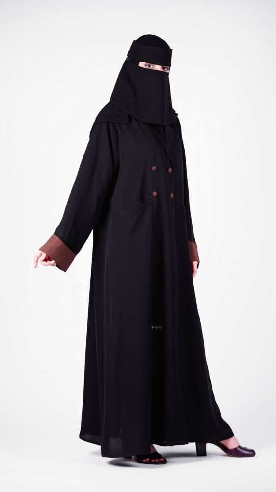 عبايه جاكيت مزينه باللون البني ولها جيوب