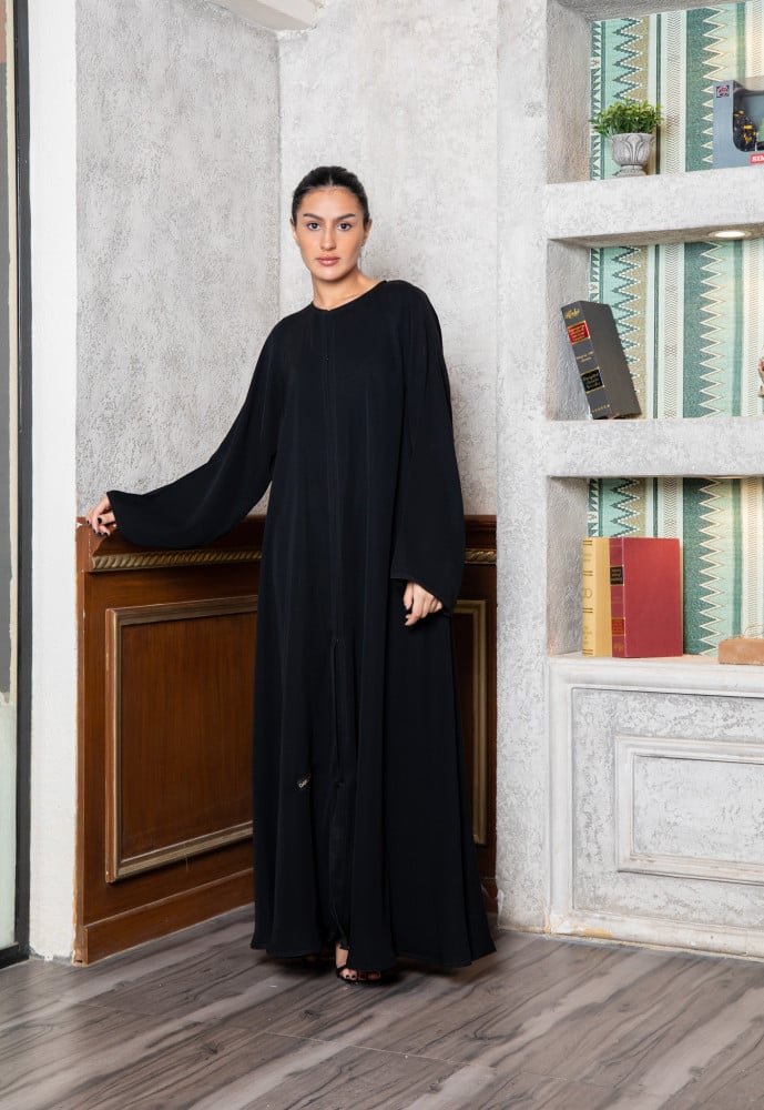 عبايه ناعمة بكسرة من الخلف