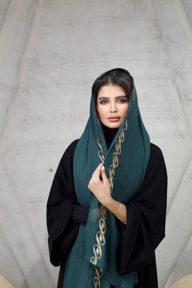 طرحة بلون زيتي وذهبي