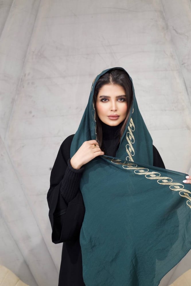 طرحة بلون زيتي وذهبي