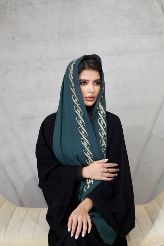 طرحة بلون زيتي وذهبي