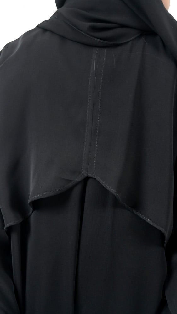 عبايه ناعمة بكسرة من الخلف