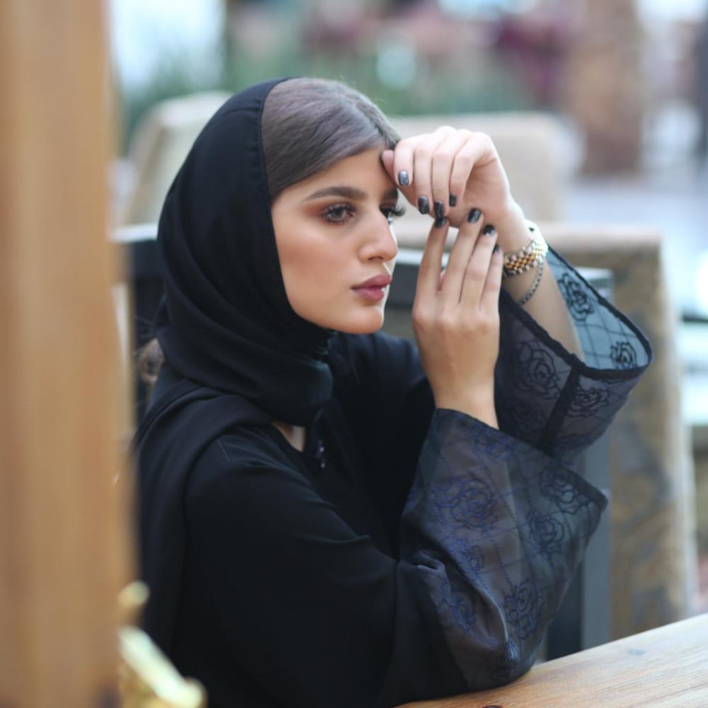 عباية اكمام من الاورجنزا مطرزه بالحرير الازرق