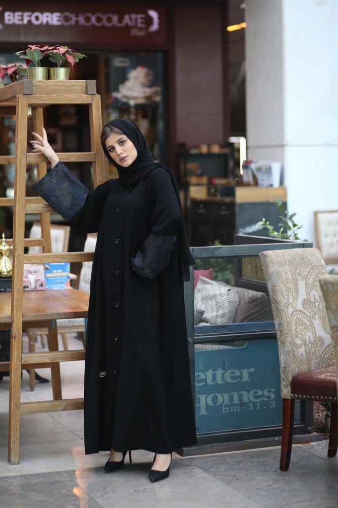 عباية اكمام من الاورجنزا مطرزه بالحرير الازرق