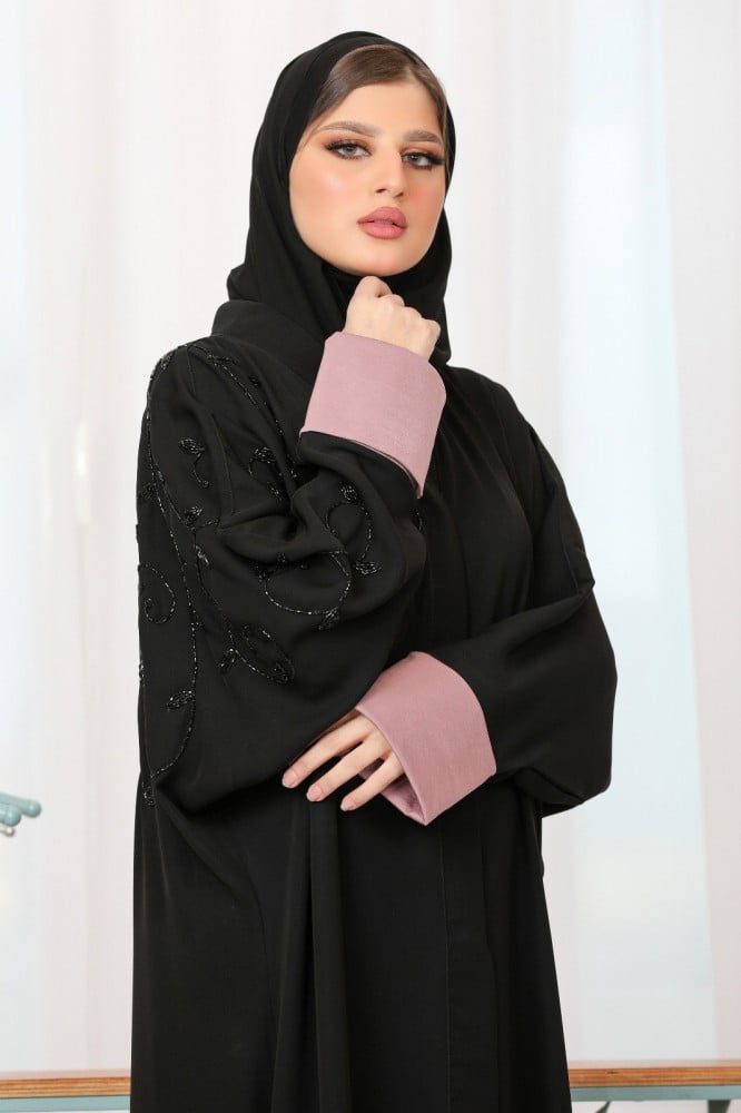 عباية مزينه بشك والاكمام باللون الوردي الغامق