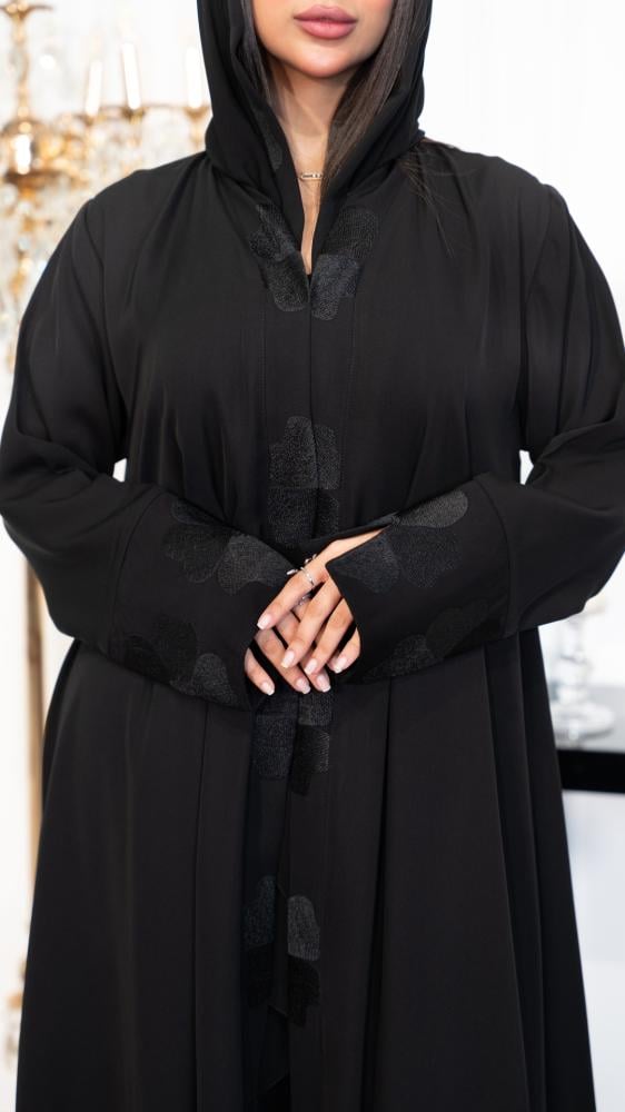 عباية بتطرز ورد اسود على الامام والاكمام