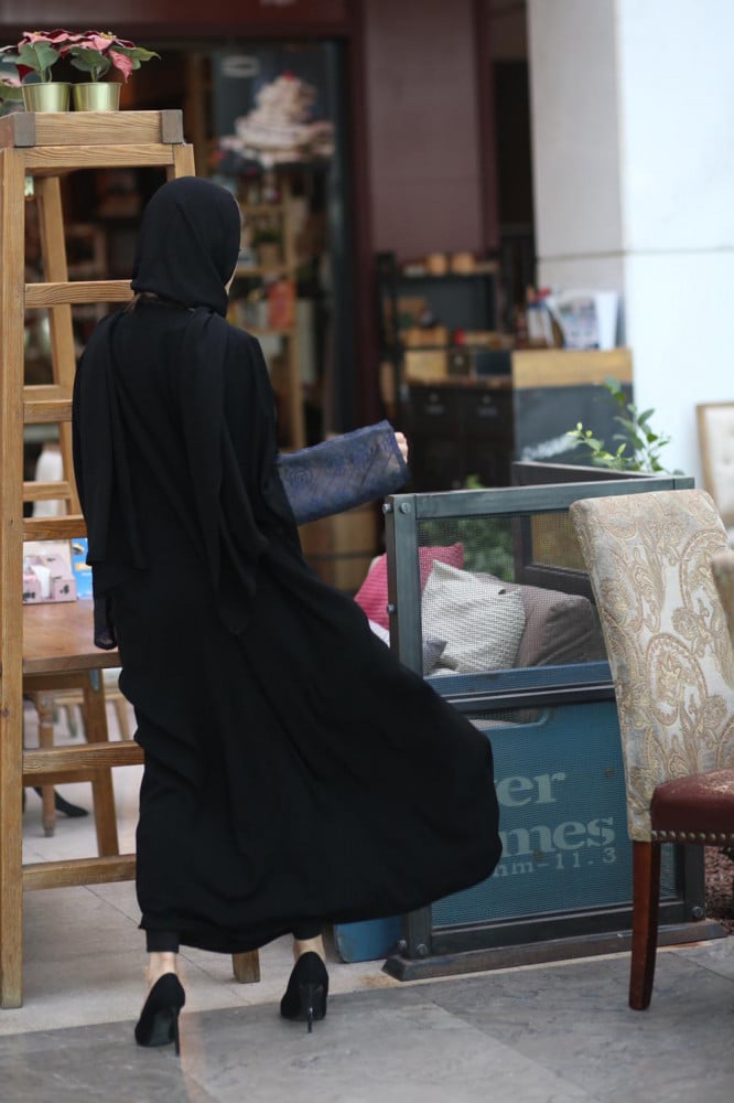 عباية اكمام من الاورجنزا مطرزه بالحرير الازرق