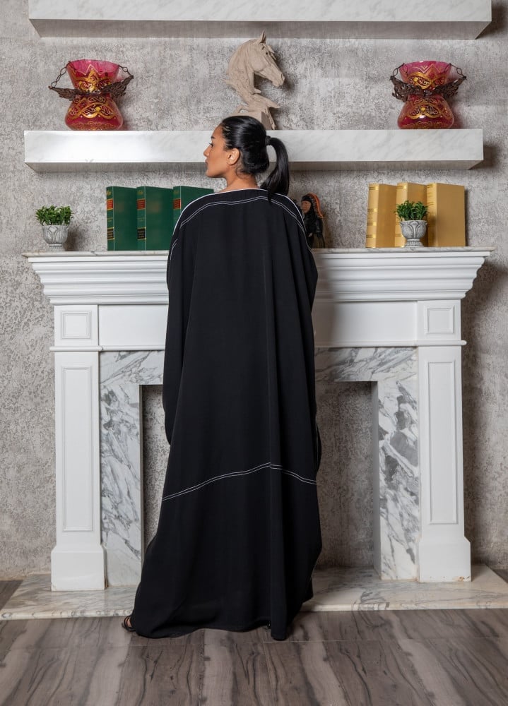 عبايه بخطوط بيضاء وطقطق واحد