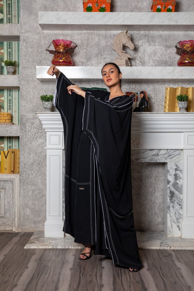 عبايه بخطوط بيضاء وطقطق واحد