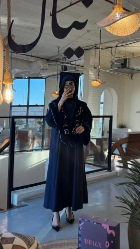 عباية كحلي بأطراف مخمل ووشاح اسود مخمل وكاب