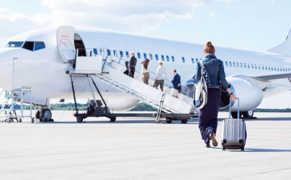 هل يمكنني أخذ سيجارتي الالكترونية على الطائرة؟ دليل الفيب عند السفر