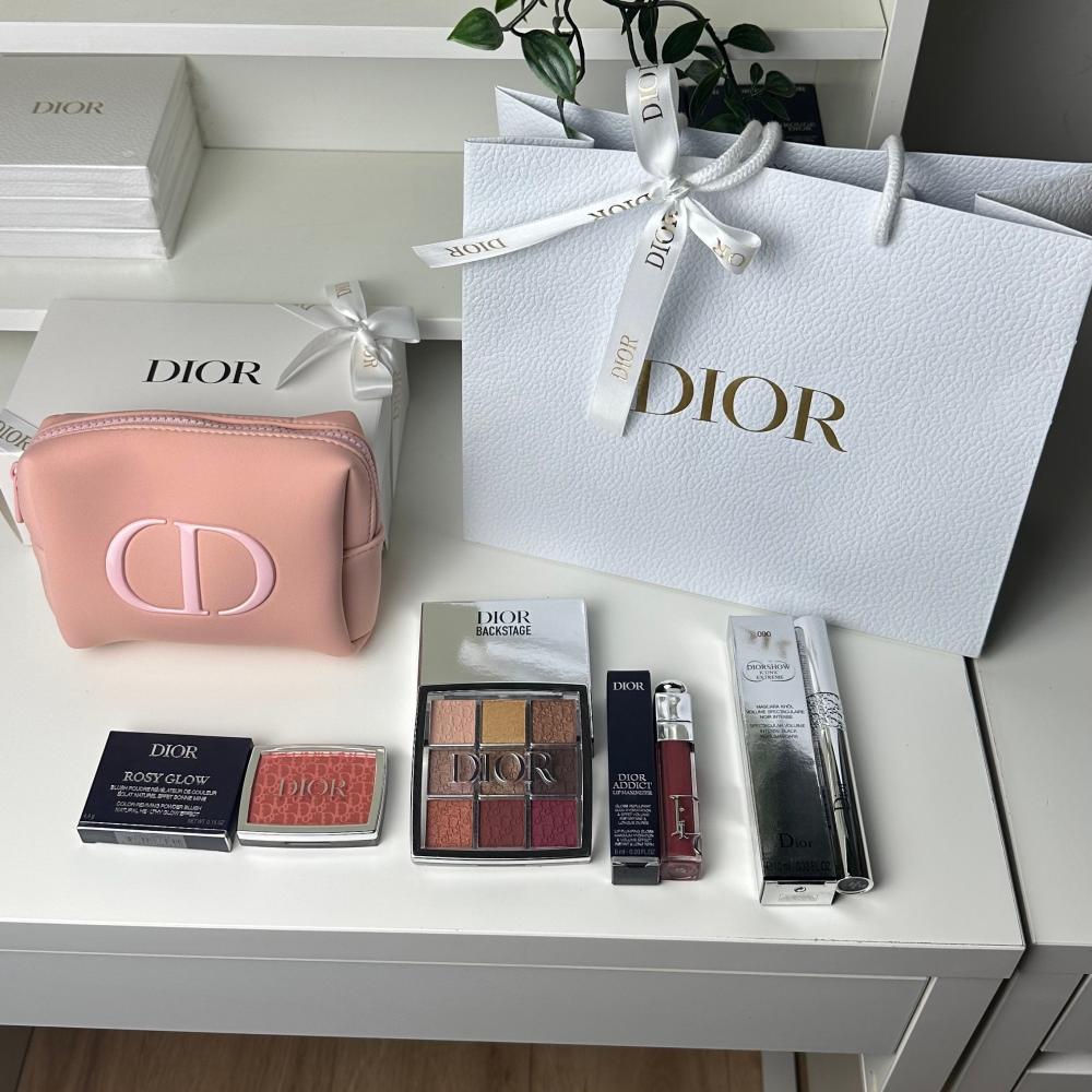 خمس قطع من ديور مع الكيس