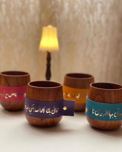كوب خشبي بمسكة جلد