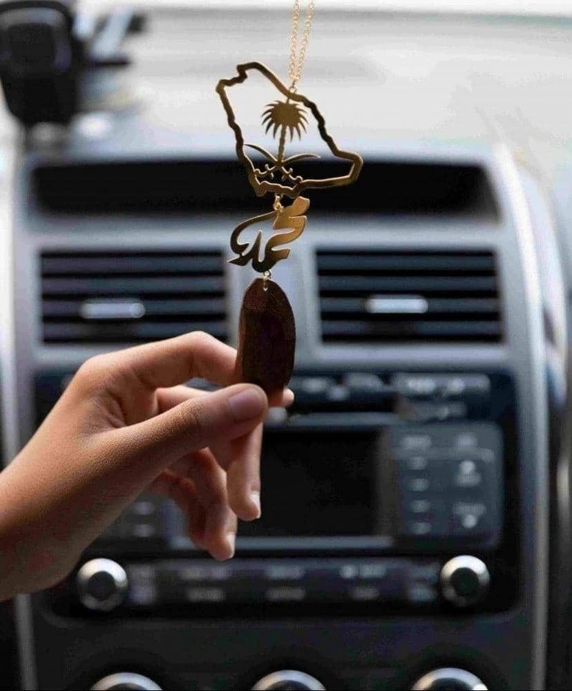 تعليقة خريطة المملكه مع السيفين والنخلة بالاسم