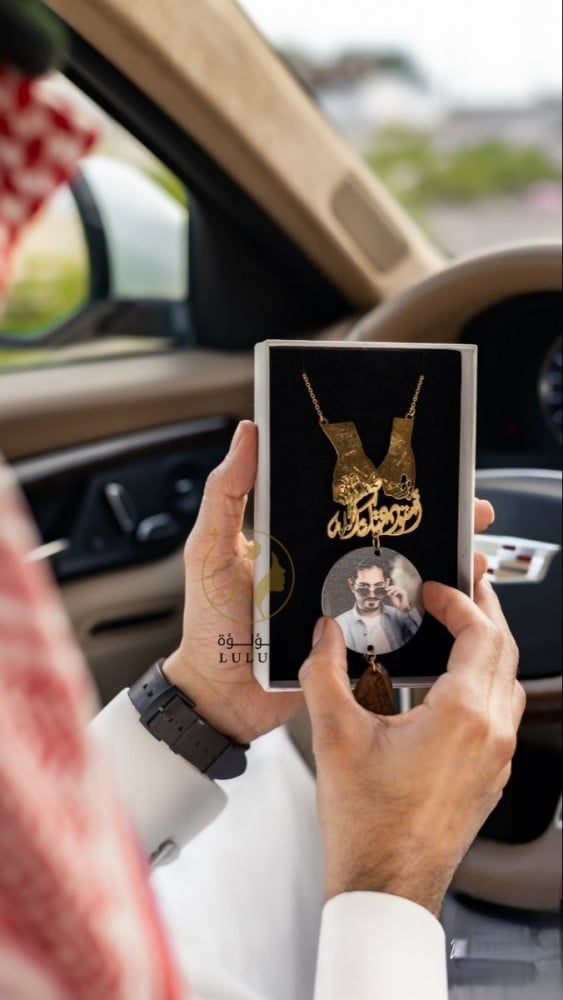 تعليقة سيارة بصوره مع الأيادي وكسرة العود